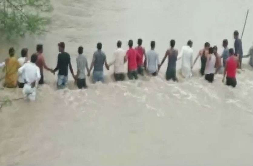 78.jpg नाले में बहे दो युवक, बचाने के लिए पानी में 'दीवार' बनकर खड़े हो गए लोग, एक को बचाया