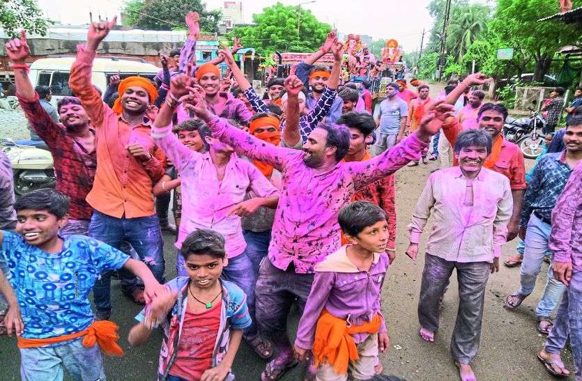 नाचते-गाते गणपति बप्पा को दी विदाई