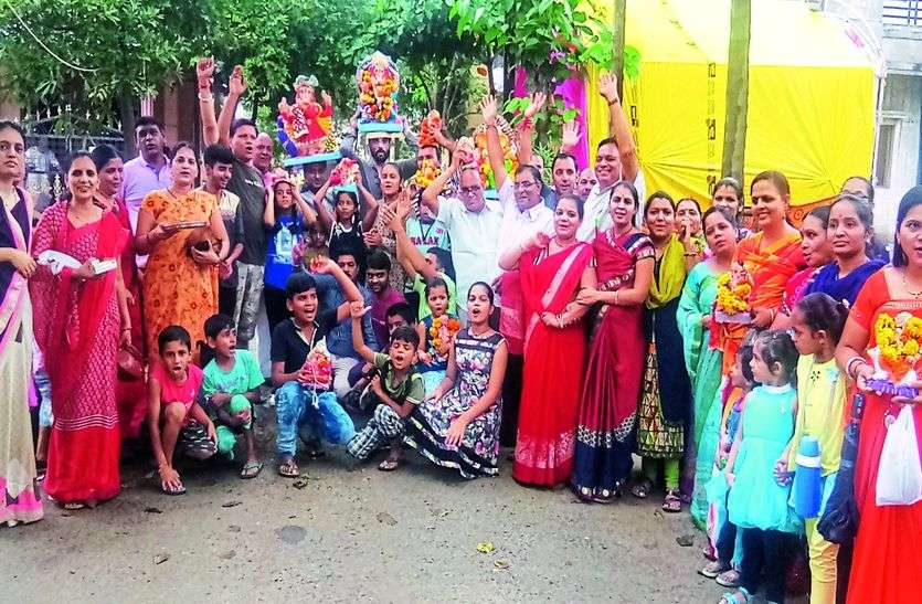 नाचते-गाते गणपति बप्पा को दी विदाई नाचते-गाते गणपति बप्पा को दी विदाई
