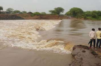 Five days of heavy rains, all roads closed, holiday given in schools पांच दिन से हो रही भारी बारिश, सभी रास्ते हुए बंद, स्कूलों में दी गई छुट्टी
