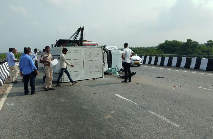 aatela बेकाबू पिकअप पलटी, दो घायल