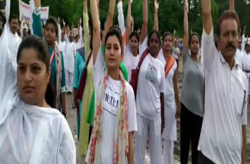 yoga in banda रोग मुक्त शरीर के लिये डीएम ने कराया योग, देखिये वीडियो