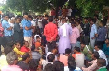 Outrage in the aftermath of the robbery shot at bullion trader सराफा कारोबारी को गोली मारकर लूट की घटना के बाद फूप में आक्रोश