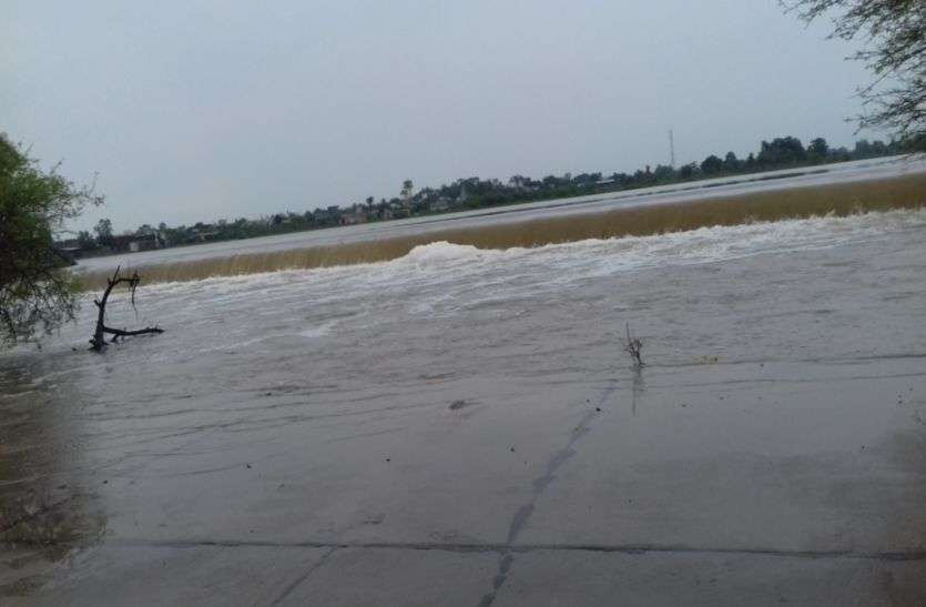 chittorgarh तीन युवकों ने नदी में लगाई छलांग और बचा लाए मां-बेटी को