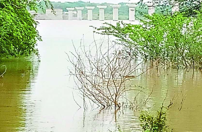 high alert in chambal people today चंबल नदी का बढ़ा जल स्तर, दो गांवों का 30 घण्टे से कटा संपर्क