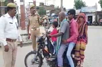 Traffic Police aware family who travel four person in one bike बाइक पर सवार होकर आ रहे थे परिवार के चार सदस्य, अचानक सामने आई ट्रैफिफ पुलिस, फिर...