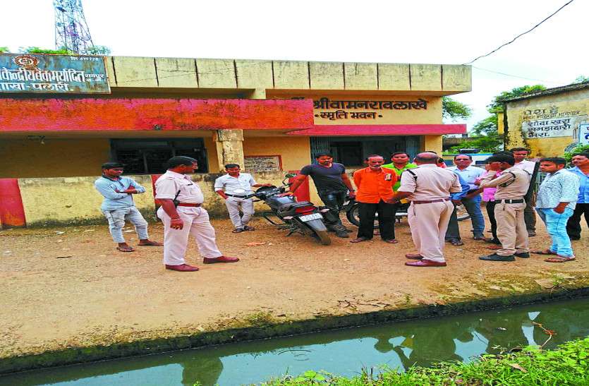 बाइक की डिक्की में ढाई लाख रुपए रखते ही किसान को मिली ऐसी सजा, पढ़े पूरी खबर बाइक की डिक्की में ढाई लाख रुपए रखते ही किसान को मिली ऐसी सजा, पढ़े पूरी खबर