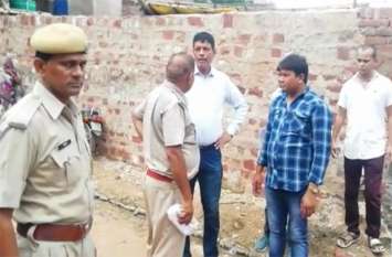 Father's dead body found in the courtyard of the house, daughter murde घर के आंगन में मिला पिता का शव, बेटी बोली-भाई ने की हत्या