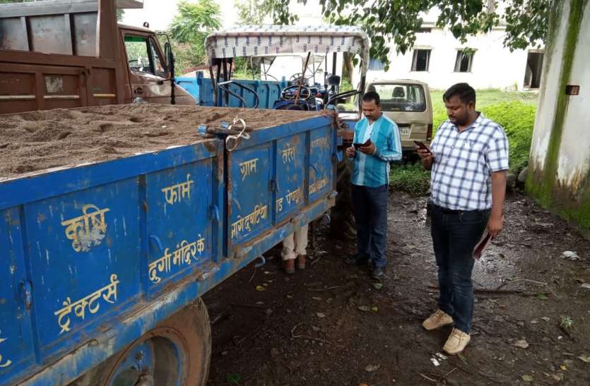 Sand was extracted from the flowing water बहते हुए पानी के बीच से निकाल रहे थे रेत