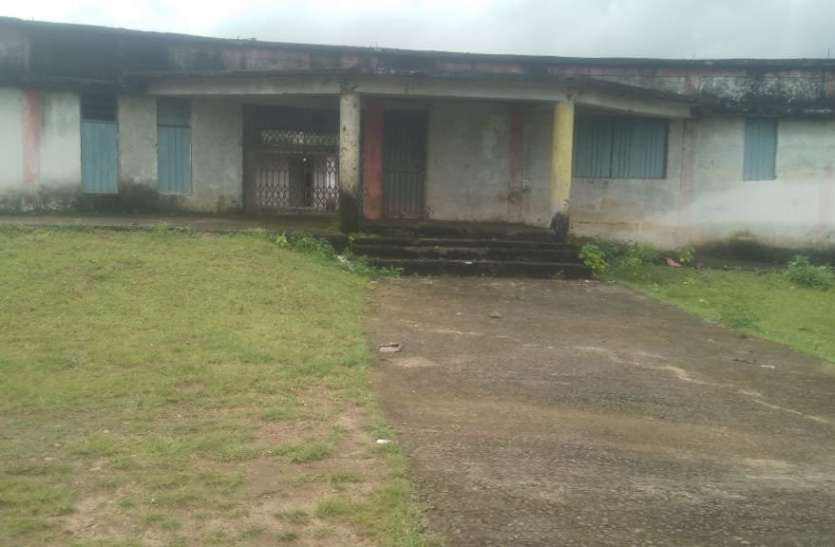 Hostel has been in operation in community building for 14 years सामुदायिक भवन में 14 वर्ष से संचालित हो रहा छात्रावास