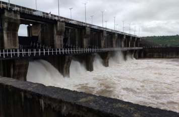 Dam filled with water, 6 gates out of 9 opened बांध पानी से लबालब, खोले गए 9 में से 6 गेट
