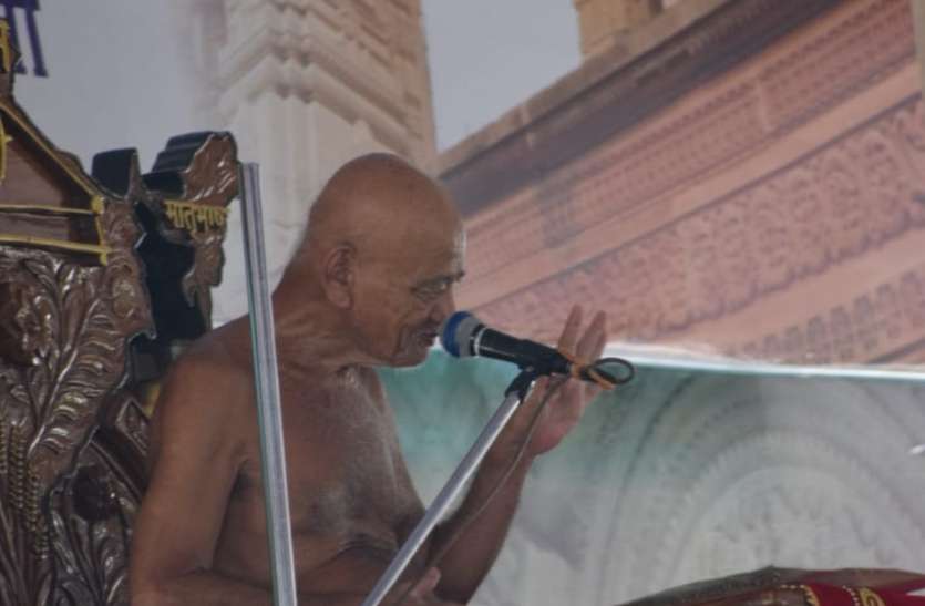 dewas जिन गरीब बच्चों को अमृत मिलना था उनको जहर पिला रहे और कहते हैं कि हमें आशीर्वाद दे दो...