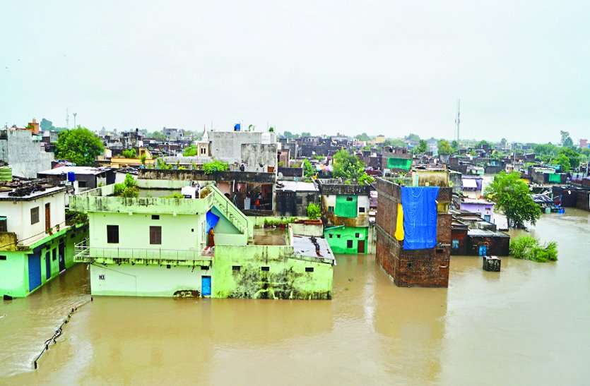 MP में बारिश की मार के चलते स्कूल और धर्मशालाओं में ठहरने को मजबूर हुए लोग! दूसरों के घरों से पहुंचाया खाना