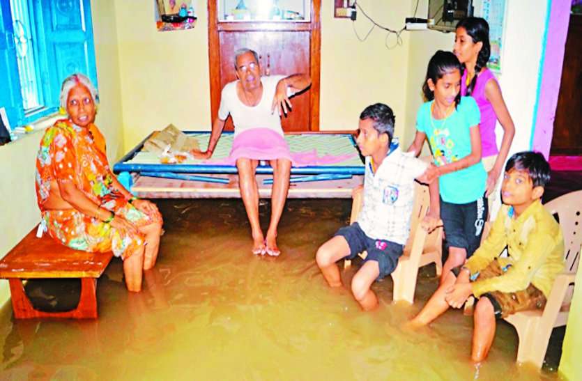 MP में बारिश की मार के चलते स्कूल और धर्मशालाओं में ठहरने को मजबूर हुए लोग! दूसरों के घरों से पहुंचाया खाना