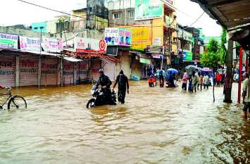 now Flood in madhya pradesh 2019, see the photos MP में बारिश की मार के चलते स्कूल और धर्मशालाओं में ठहरने को मजबूर हुए लोग! दूसरों के घरों से पहुंचाया खाना