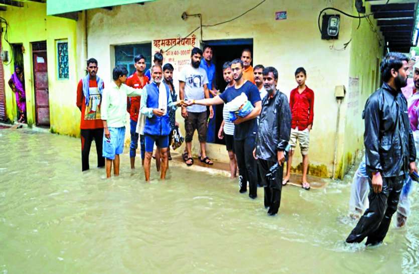 MP में बारिश की मार के चलते स्कूल और धर्मशालाओं में ठहरने को मजबूर हुए लोग! दूसरों के घरों से पहुंचाया खाना