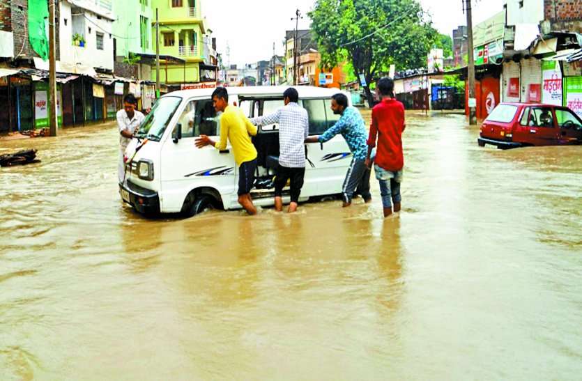 MP में बारिश की मार के चलते स्कूल और धर्मशालाओं में ठहरने को मजबूर हुए लोग! दूसरों के घरों से पहुंचाया खाना