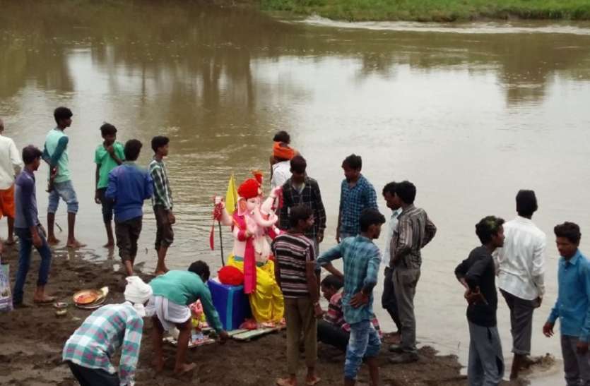 नदी-नालों पर जिला प्रशासन की टीम अलर्ट नदी-नालों पर जिला प्रशासन की टीम अलर्ट