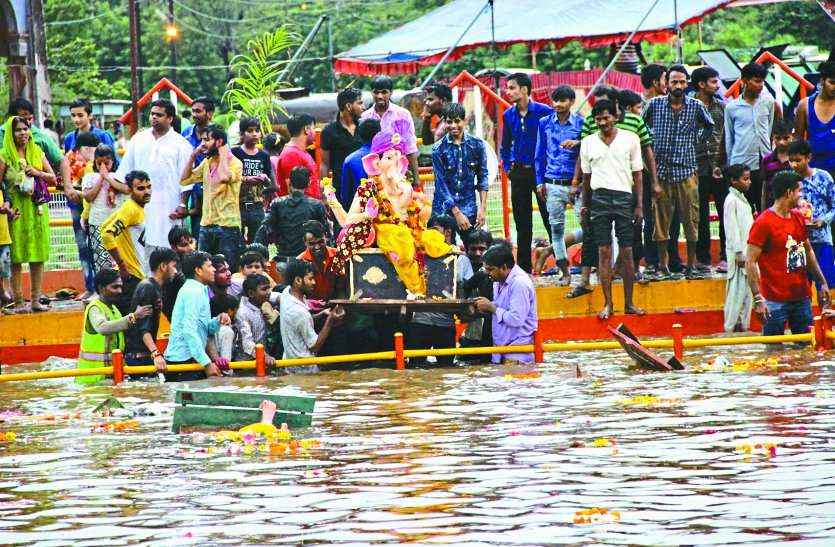 Ganesh Visarjan 2019 in shivpuri at mp गणपति बप्पा मोरया...जयकारों के साथ गजानन ने किया जलविहार, इन नियमों का रखें ध्यान