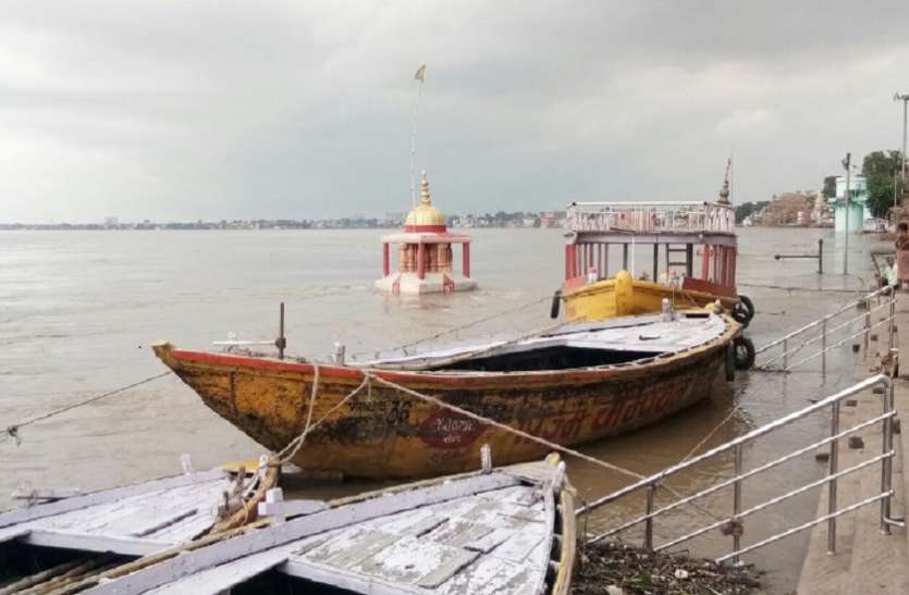 Ganga वार्निंग लेवल के पास फिर पहुंचा गंगा का पानी, घाट किनारे रहने वालों में दहशत