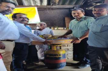 After Anand Mahindra's tweet, Govt Give LPG connection to 80 yr woman आनंद महिंद्रा के एक ट्वीट ने केंद्र सरकार की खोली आंखें, एक दिन में जारी किया 80 वर्षीय महिला को गैस सिलेंडर