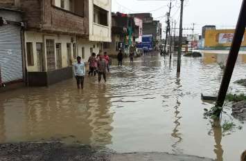 rain in guna पुल पर पानी होने पर भी निकाल रहे वाहन दुकानों में भरा पानी, स्कूलों की हुई छुट्टी