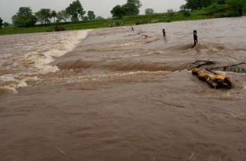 Water filled in stores, school holiday दुकानों में भरा पानी, स्कूलों की हुई छुट्टी
