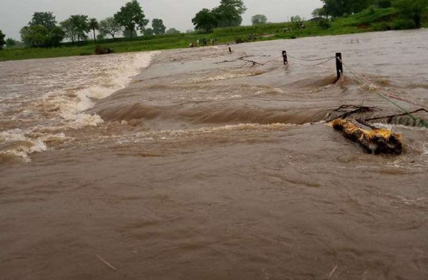 Water filled in stores, school holiday दुकानों में भरा पानी, स्कूलों की हुई छुट्टी