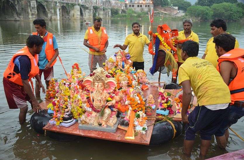 भक्तों से लेकर गौताखोरों ने किस लिए विसर्जित की प्रतिमाएं भक्तों से लेकर गौताखोरों ने किस लिए विसर्जित की प्रतिमाएं