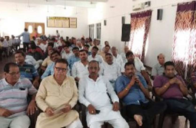 अधिकारियों के आगे सवालों के अम्बार ऐसे, पड़े चक्कर में जवाब दे कैसे अधिकारियों के आगे सवालों के अम्बार ऐसे, पड़े चक्कर में जवाब दे कैसे