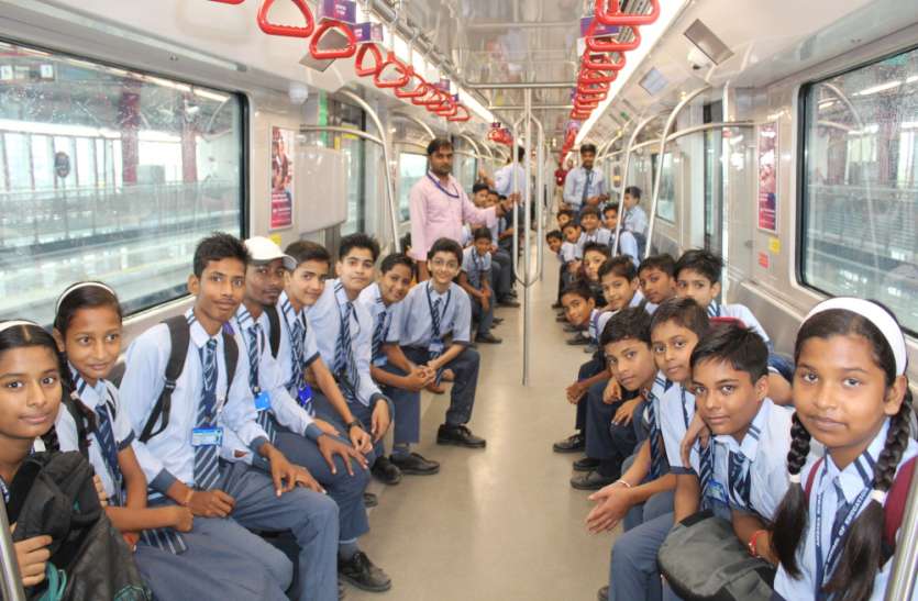 Hindi Diwas हिंदी दिवस पर लखनऊ मेट्रो में छात्रों ने लोगों को किया जागरूक