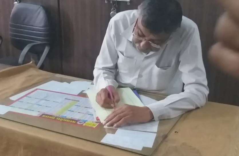 Retired officer was using government notesheet, nagar palika, arun choudry, itarsi रिटायर्ड अफसर नगर पालिका दफ्तर में सरेआम इस्तेमाल कर रहा था नोटशीट