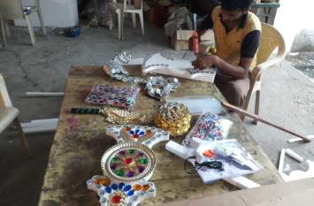 Durga Puja 2019: Mother's statue will be studded with diamonds Durga Puja 2019: इस वर्ष यहां हीरे-मोती व सोने-चांदी से जडि़त होंगी मां की प्रतिमा, घुड़सवारों से सजा रथ होगा आकर्षण का केंद्र