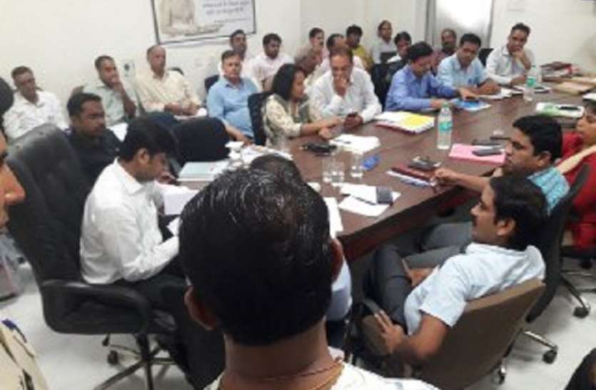 दिन भर लगी रही कतार, दिए गए कई निर्देश दिन भर लगी रही कतार, दिए गए कई निर्देश