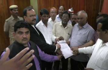 cancer paitent troubled in dubai villagers demand hep for return india दुबई में माउथ कैंसर से तङप रहा मऊ का लाल, पीएम मोदी से स्वदेश वापसी की गुहार