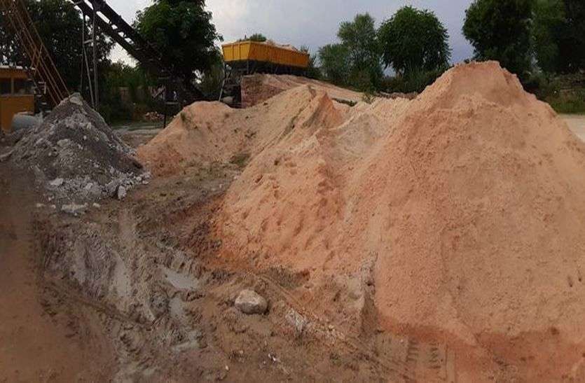 रेत से कैलादेवी की मॉडल सड़क का निर्माण रेत से कैलादेवी की मॉडल सड़क का निर्माण
