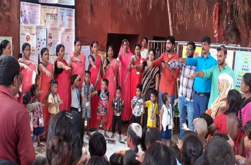 नशा व कुपोषण के खिलाफ शपथ लेती महिलाएं व बच्चे PM Modi constituency के बच्चो और अभिभावकों ने ली शपथ, नशा व कुपोषण को करेंगें दूर