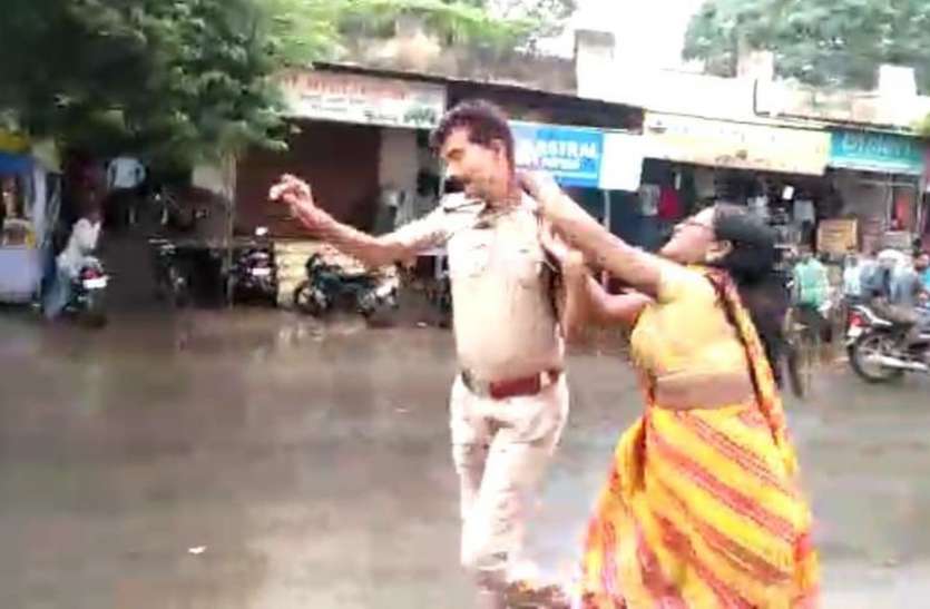 beat up officer on the street बीच सड़क पर आबकारी उप निरीक्षिक को डंडों से पिटती रही महिलाएं, लोग वीडियो बनाते रहे