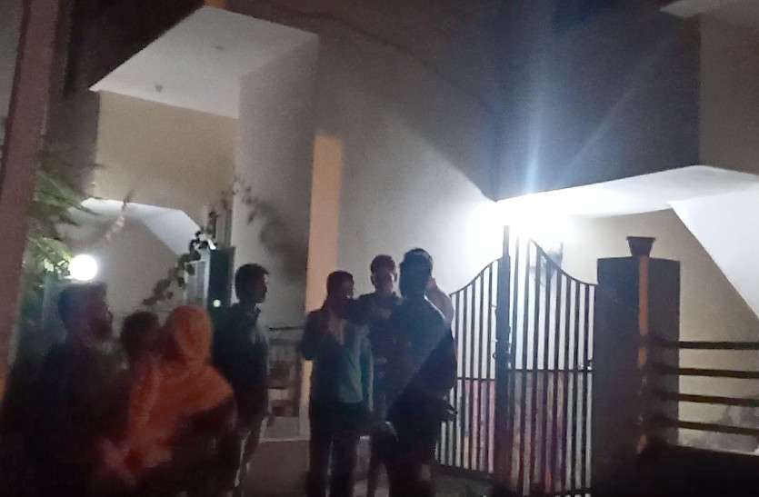 man.jpg रात के अंधेरे में बंद कमरे में युवक मिला इस हालत में, देखने को लग गई भीड़