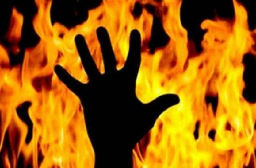 man_brunt.jpg थाने से जमानत मिलते ही युवक ने पेट्रोल डाल खुद को लगाई आग, फिर पत्नी ने कही कुछ ऐसी बात कि...