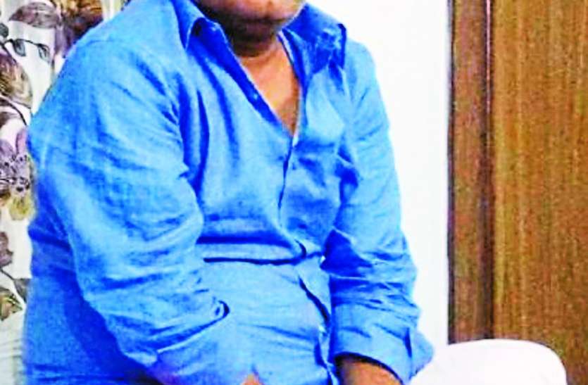 12 दिन बाद भी ठग ज्योतिषाचार्य के घर की तलाशी नहीं ले पा रही पुलिस 12 दिन बाद भी ठग ज्योतिषाचार्य के घर की तलाशी नहीं ले पा रही पुलिस