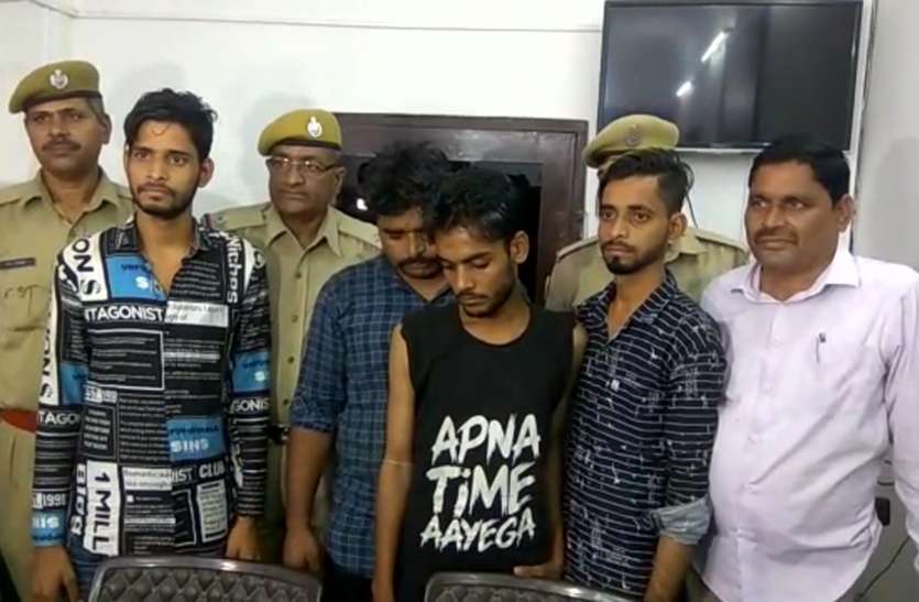 मोबाइल चुराने वाले चार बदमाश गिरफ्तार मोबाइल चुराने वाले चार बदमाश गिरफ्तार