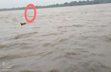 Narmada flood in mp news नर्मदा में बाढ़ - विशाल घाट का कई फीट ऊंचा प्रसिद्ध मंदिर डूबा