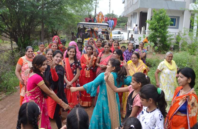 विदा करने से पहले अगले बरस जल्दी आने की कामना विदा करने से पहले अगले बरस जल्दी आने की कामना