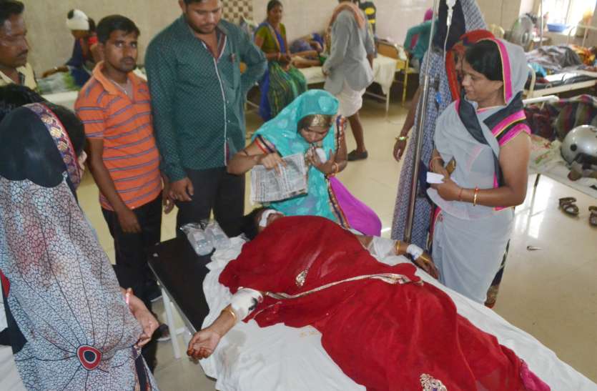 चरित्र शंका में पत्नी पर पूर्व सरपंच ने किए वार, बाद में अटैक से स्वयं मौत चरित्र शंका में पत्नी पर पूर्व सरपंच ने किए वार, बाद में अटैक से स्वयं मौत