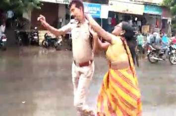 Officer Misbehave Case Of MP News अफसर के पकड़े बाल और थाने तक पीटते ले गई महिला