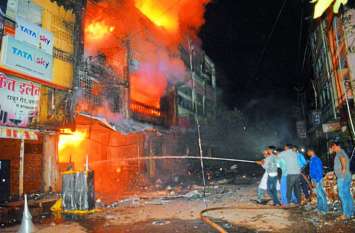 Crackers placed in huge quantities in violation of the Explosives Act जिस पटाखा दुकान में लगी थी आग उसमें विस्फोटक अधिनियम का उल्लंघन कर इतनी मात्रा में रखे गए थे पटाखे
