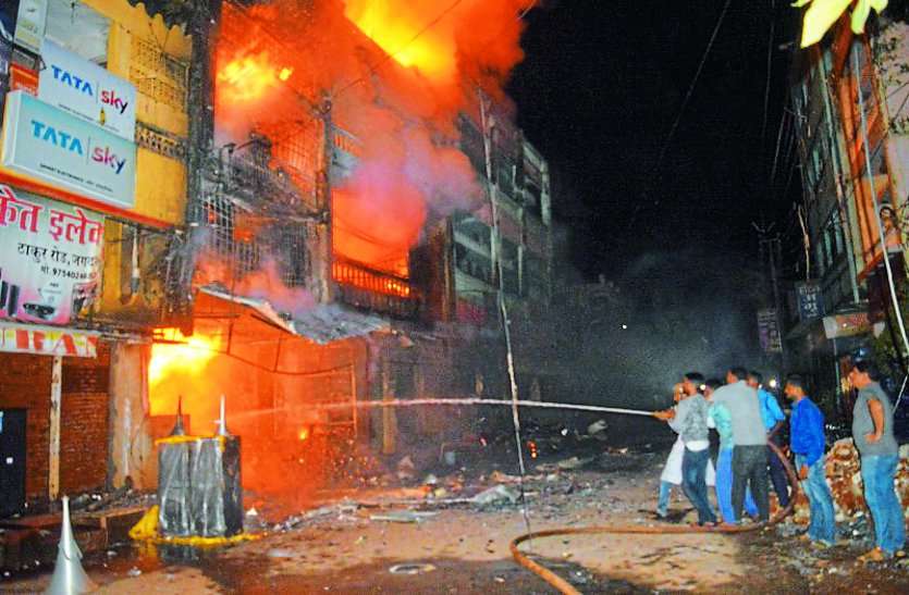 जिस पटाखा दुकान में लगी थी आग उसमें विस्फोटक अधिनियम का उल्लंघन कर इतनी मात्रा में रखे गए थे पटाखे जिस पटाखा दुकान में लगी थी आग उसमें विस्फोटक अधिनियम का उल्लंघन कर इतनी मात्रा में रखे गए थे पटाखे