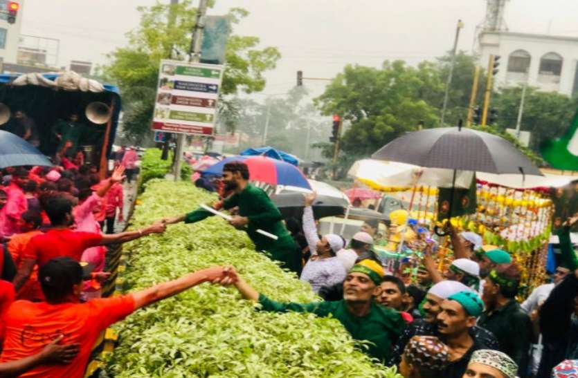 people_celebrating_ganesh_chaturthi__muharram_together.jpg गणेश चतुर्थी और मुहर्रम साथ मना रहे हैं लोग, देखिए ये अद्भुत नजारा