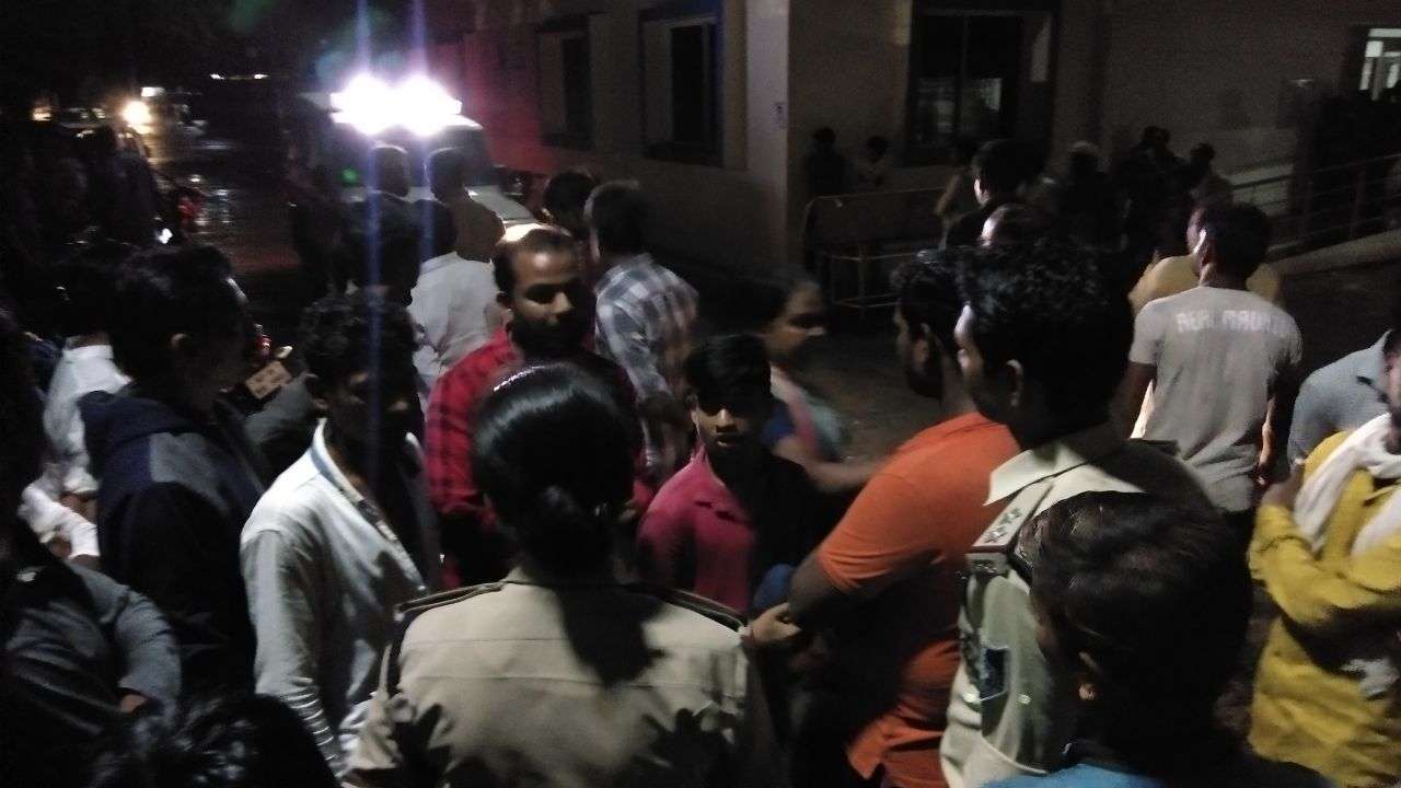 गणेश विसर्जन चल समारोह के दौरान युवक की चाकू घोंपकर हत्या